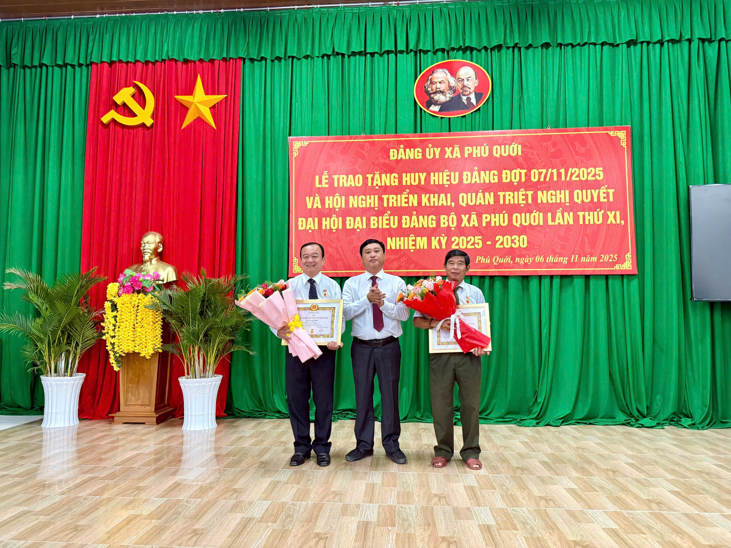 ĐẢNG ỦY XÃ PHÚ QUỚI TỔ CHỨC LỄ TRAO HUY HIỆU ĐẢNG