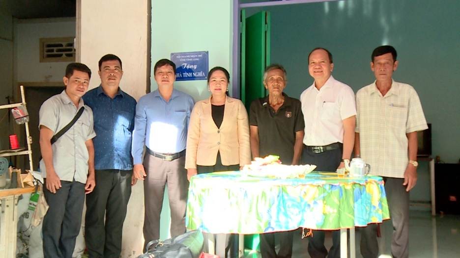 Bàn giao nhà tỉnh nghĩa cho gia đình chính sách