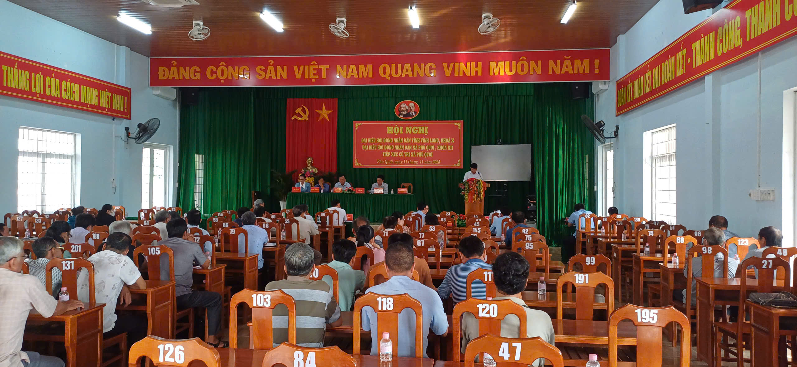 Đại biểu Hôi đồng nhân dân tỉnh Vĩnh Long tiếp xúc cử tri xã Phú Quới