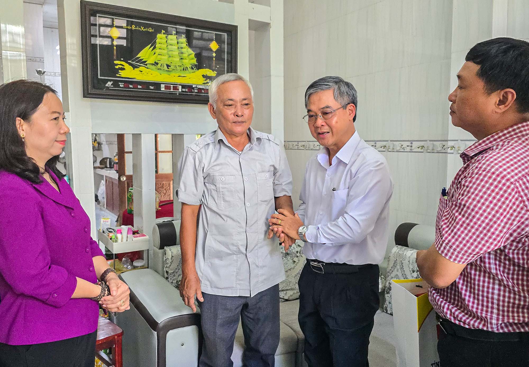 Phó Chủ tịch UBND tỉnh Châu Văn Hòa thăm, tặng quà gia đình chính sách trên địa bàn xã Phú Quới