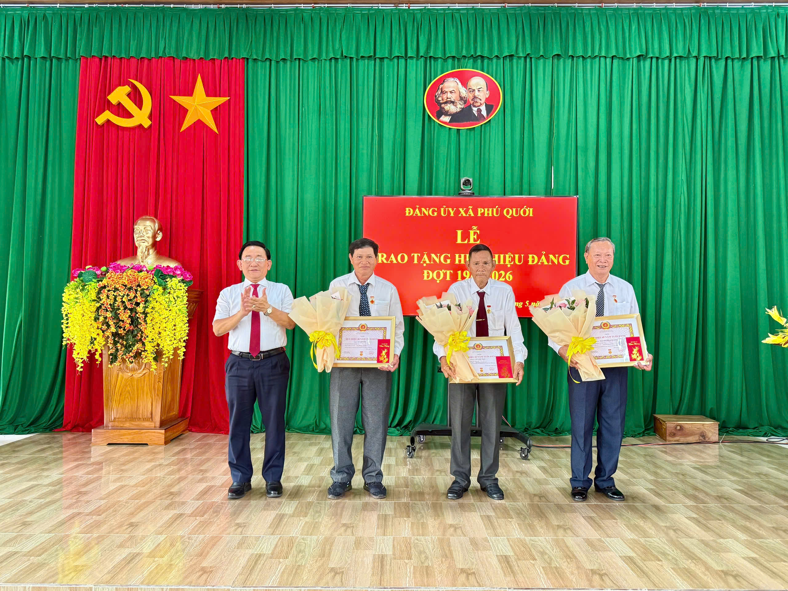 ĐẢNG ỦY XÃ PHÚ QUỚI: TỔ CHỨC LỄ TRAO TẶNG HUY HIỆU ĐẢNG ĐỢT 19/5/2026