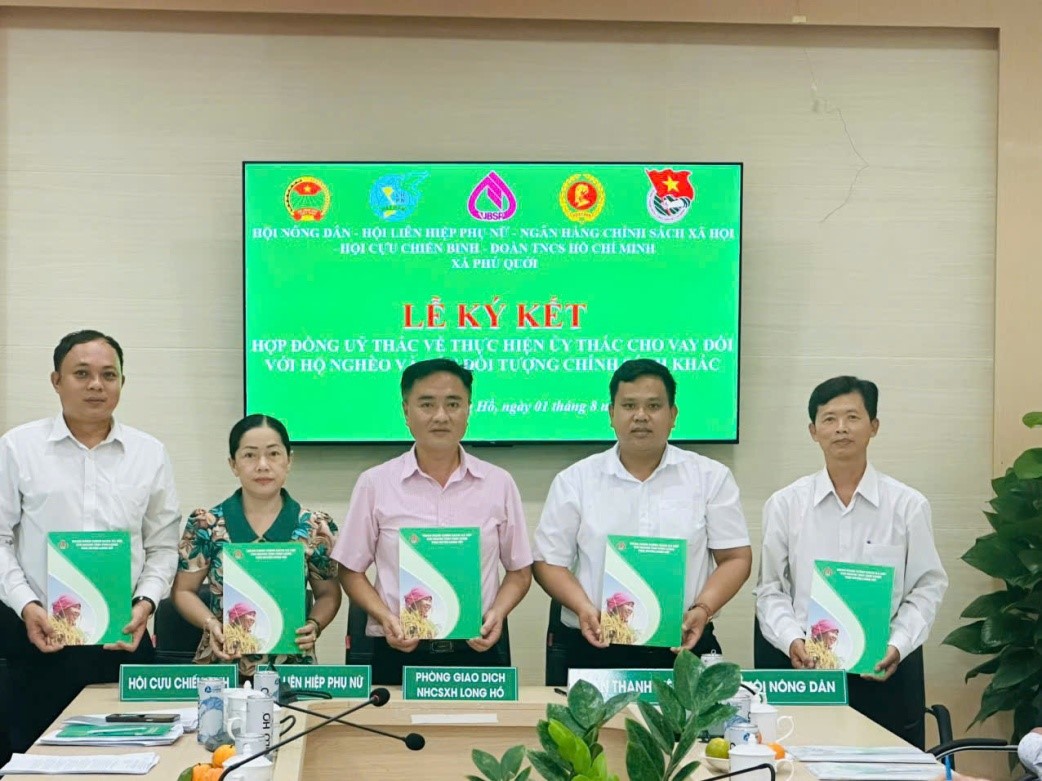 Lễ Ký kết hợp đồng ủy thác cho vay giữa Ngân hàng Chính sách xã hội với các tổ chức chính trị – xã hội xã Phú Quới.