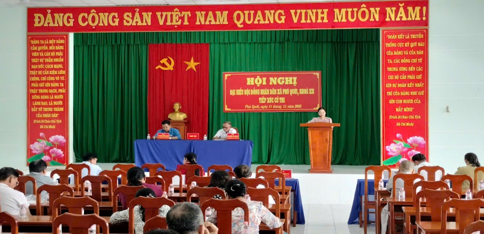 HỘI ĐỒNG NHÂN DÂN XÃ PHÚ QUỚI TIẾP XÚC CỬ TRI 