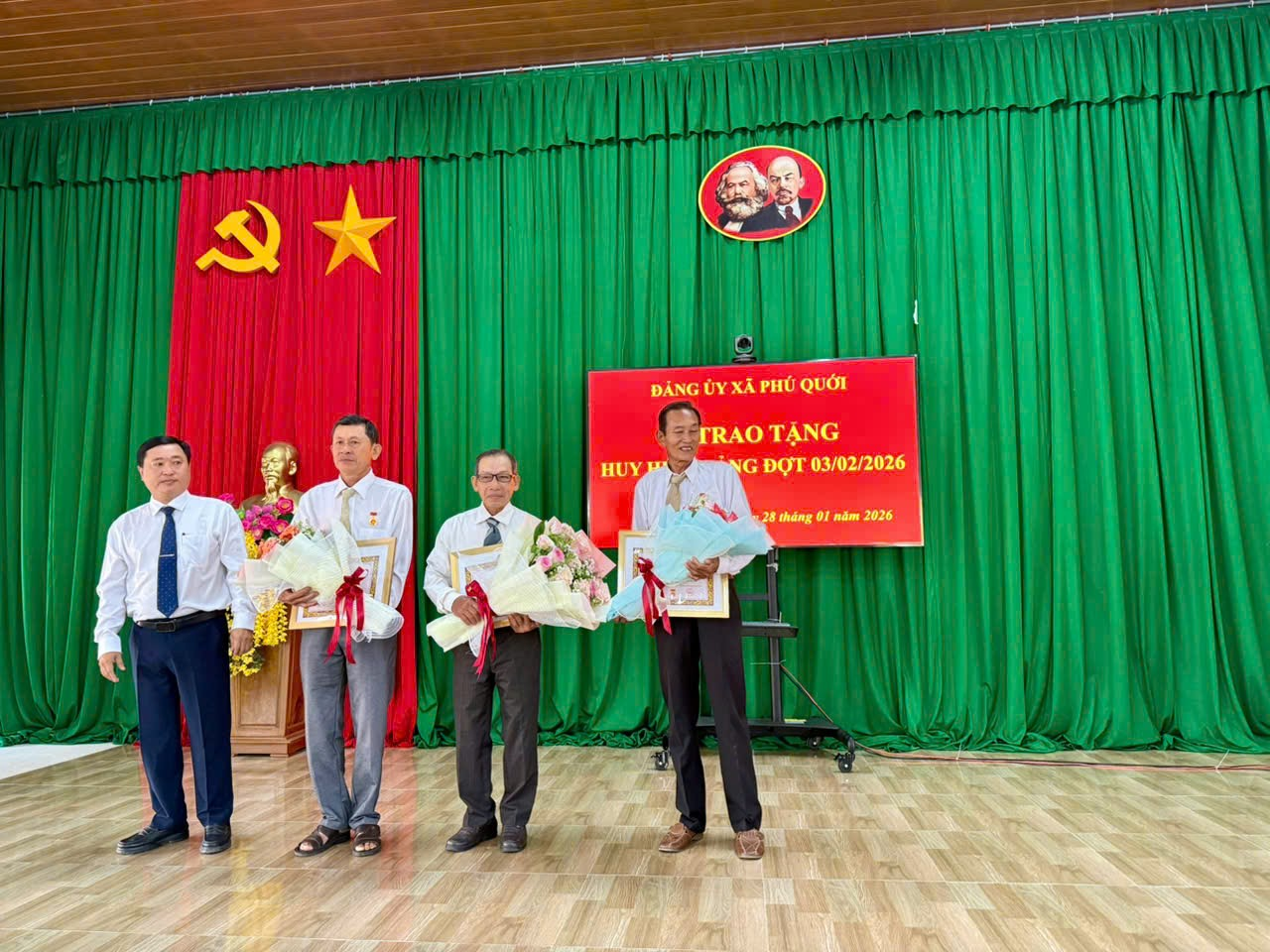 Xã Phú Quới trao huy hiệu Đảng đợt 03/02/2026