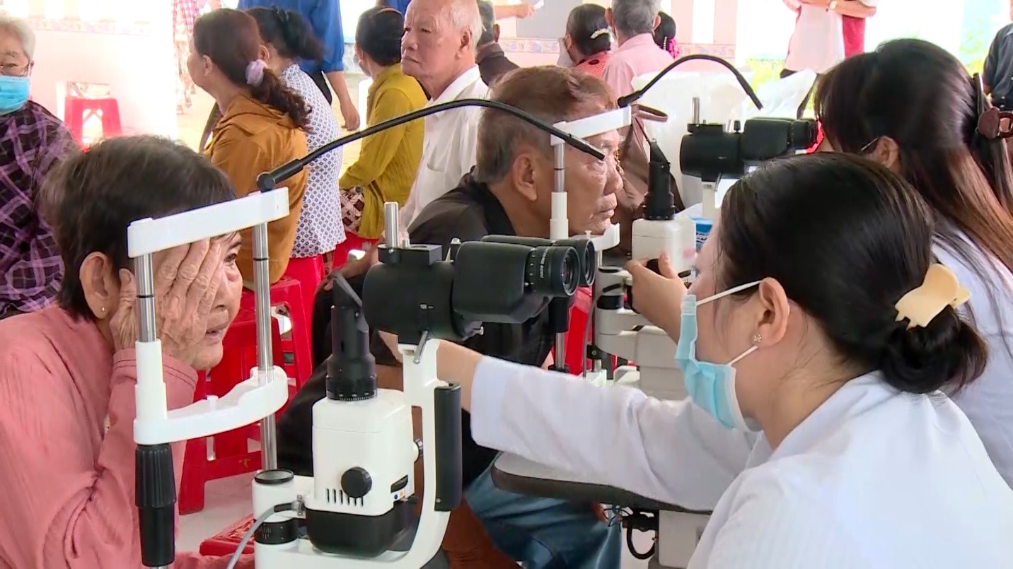 Bệnh viện Mắt Sài Gòn Vĩnh Long tổ chức khám mắt miễn phí tại xã Phú Quới