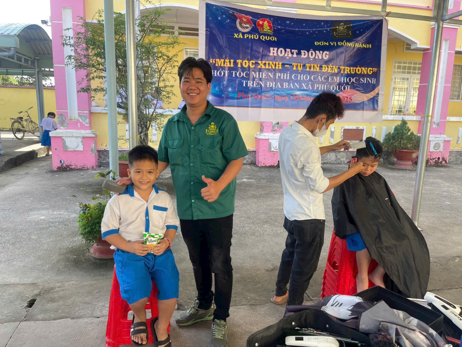 ĐOÀN XÃ PHÚ QUỚI PHỐI HỢP CÙNG LUÂN BARBERSHOP TỔ CHỨC HOẠT ĐỘNG “MÁI TÓC XINH – TỰ TIN ĐẾN TRƯỜNG”